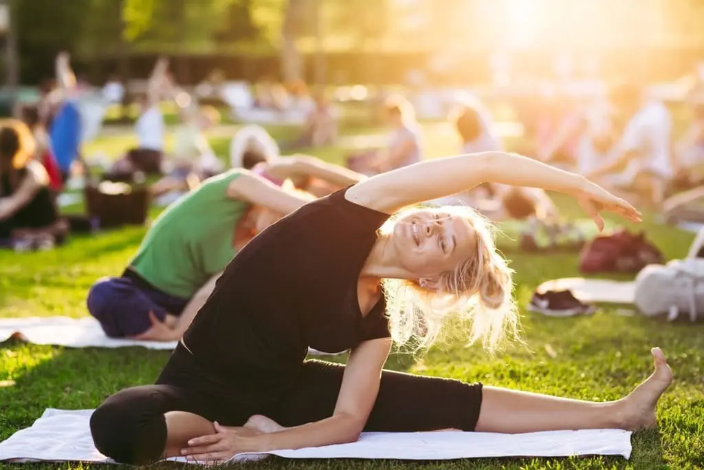 Yoga ao ar livre: sentindo o cheiro das plantas e respirando ar fresco Benefícios do Ioga ou Yoga ao ar livre