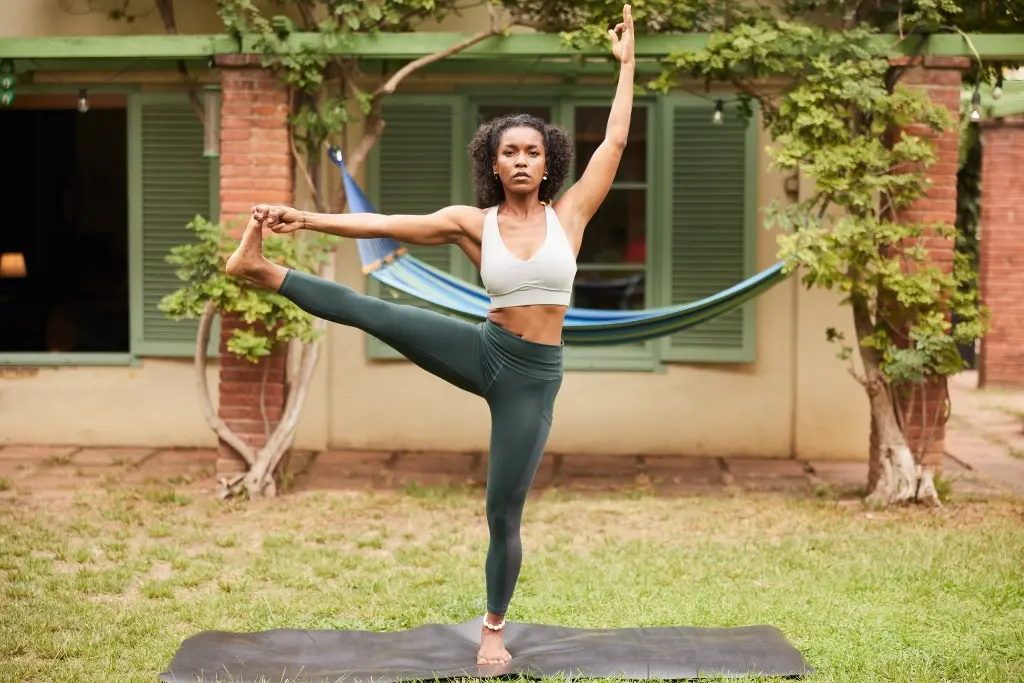 Utthita hasta padangusthasana: como fazer e os benefícios utthita hasta padangusthasana yoga ou ioga
