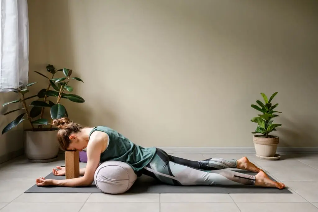 Salamba bhujangasana: postura da esfinge Salamba bhujangasana a postura da esfinge yoga ou ioga