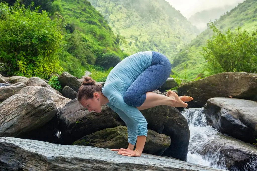 A postura do corvo: bakasana ou kakasana postura do corvo bakasana ou kakasana