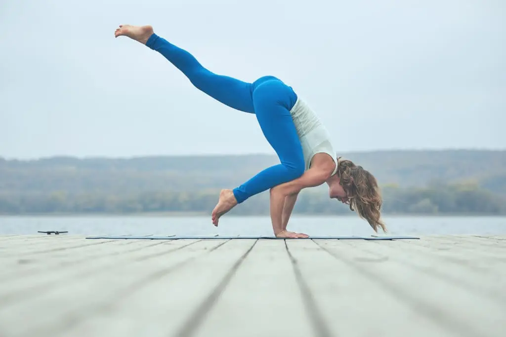 A postura do corvo: bakasana ou kakasana postura do corvo eka pada bakasana
