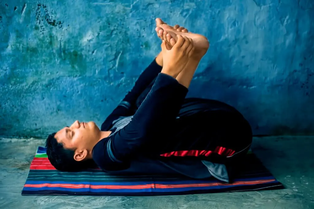 Ananda balasana: a postura do bebê feliz Ananda balasana postura bebê feliz