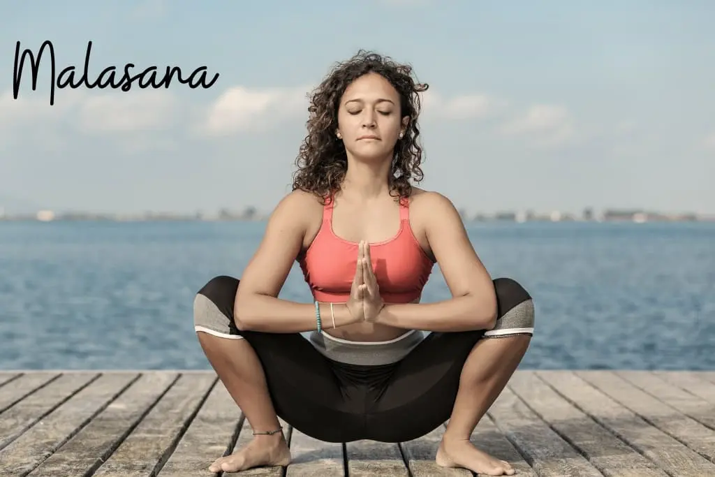 Malasana yoga: a postura da guirlanda Malasana yoga postura guirlanda