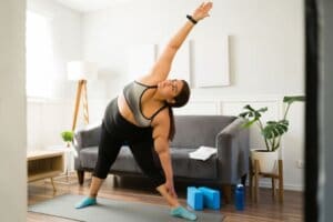 posturas de yoga para emagrecer trikonasana