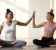 Yoga para duas pessoas: pratique e divirta-se ao mesmo tempo