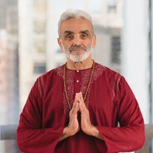 O Que é Dharma Yoga? Um Pouco Sobre Sri Dharma Mittra