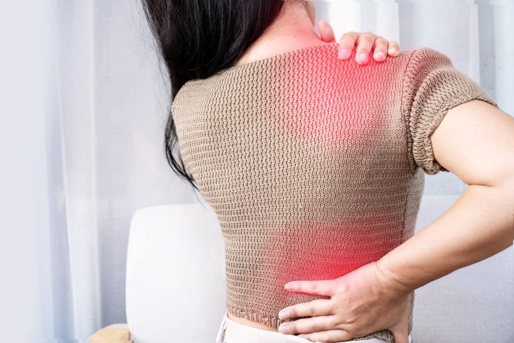 8 posturas de yoga para dor nas costas: diga adeus à esse incômodo yoga para dor nas costas