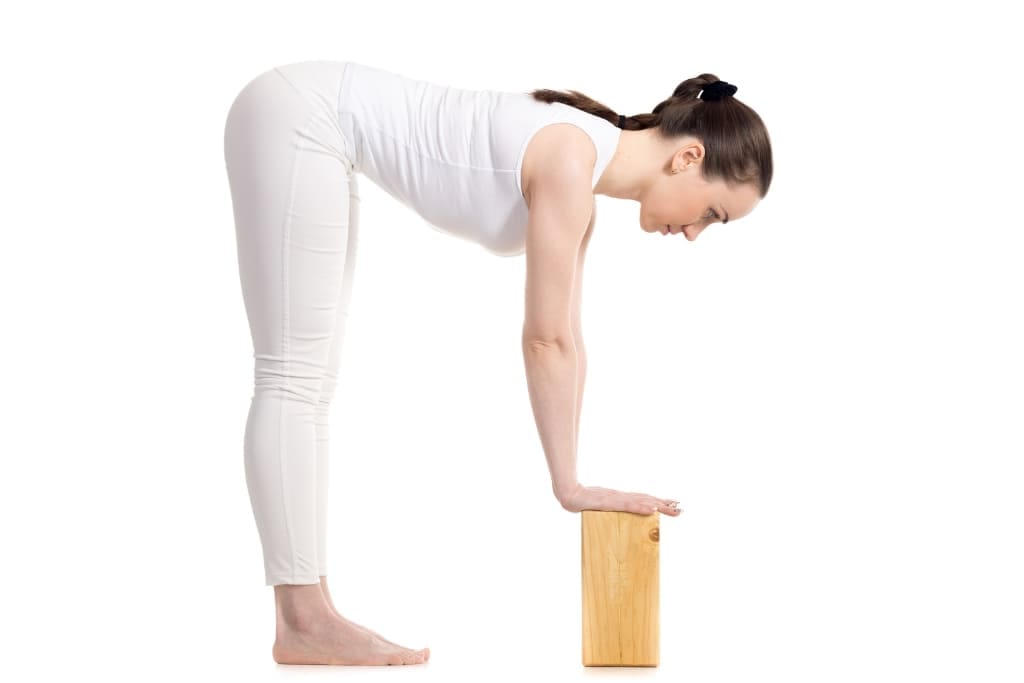 8 posturas de yoga para dor nas costas: diga adeus à esse incômodo yoga para dor nas costas ardha uttanasana