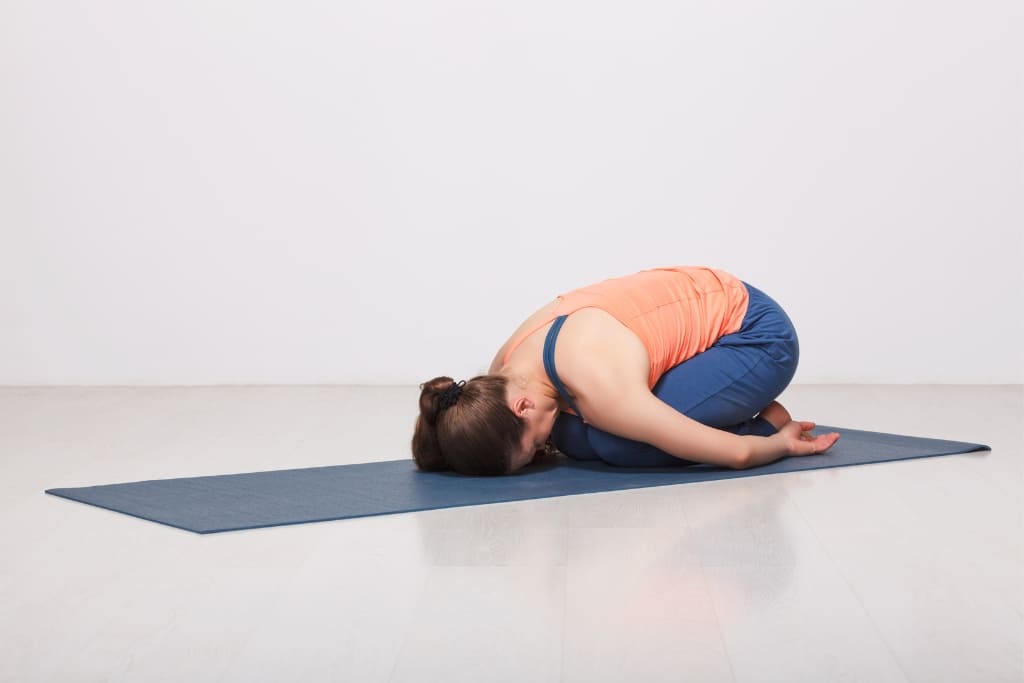 8 posturas de yoga para dor nas costas: diga adeus à esse incômodo yoga para dor nas costas balasana