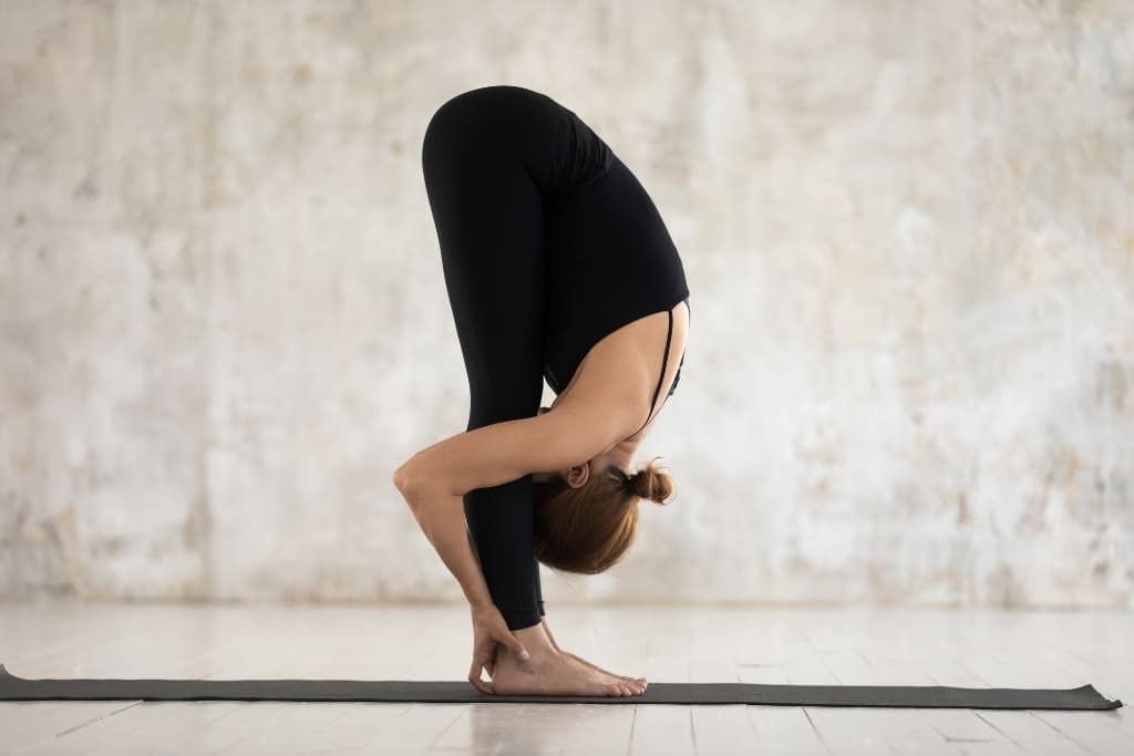 8 posturas de yoga para dor nas costas: diga adeus à esse incômodo yoga para dor nas costas uttanasana