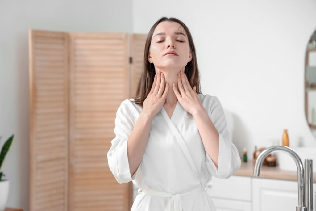 Yoga facial: a técnica capaz de rejuvenescer seu rosto exercício de yoga facial para pescoço