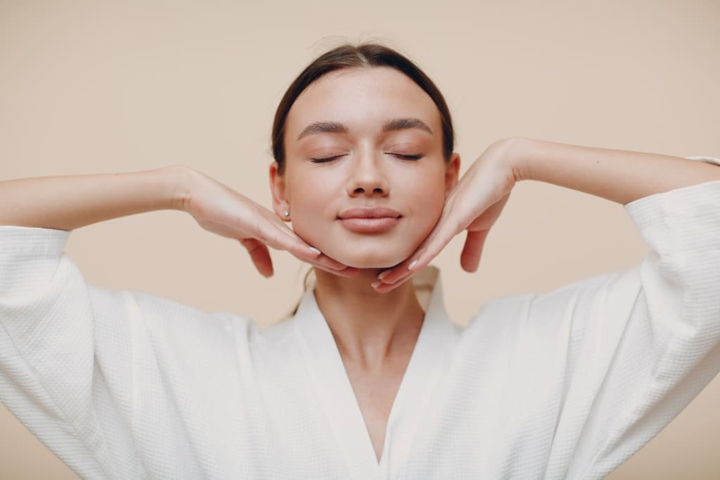 Yoga facial: a técnica capaz de rejuvenescer seu rosto yoga facial exercícios v