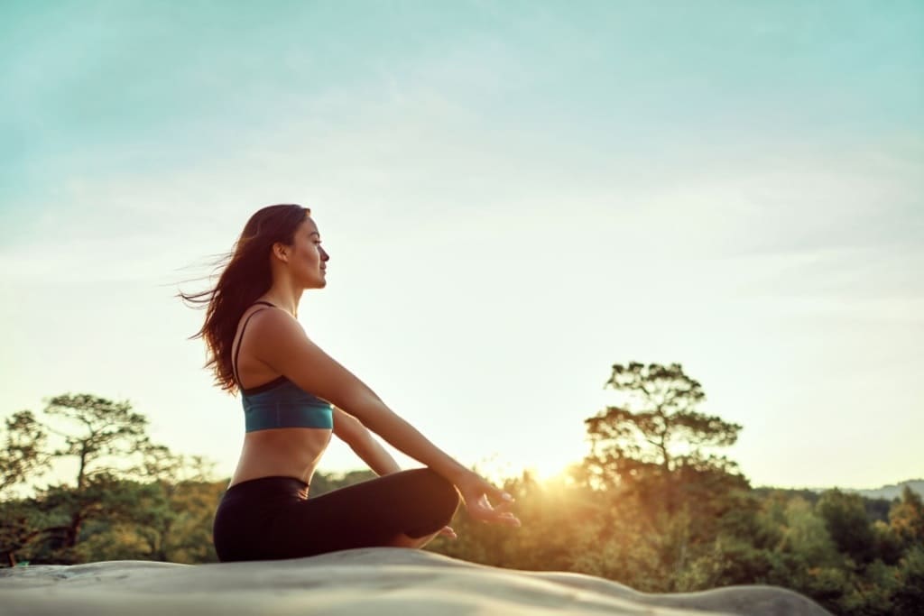 Conheça 7 Benefícios de Praticar Yoga ao Ar Livre Benefícios do Ioga ou Yoga ao ar livre