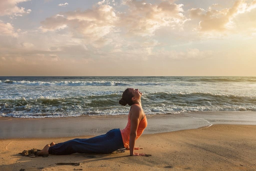 Praticar yoga em casa: benefícios, 5 dicas +9 posturas para iniciantes como praticar yoga ou ioga em casa sozinho Urdhva Mukha Svanasana