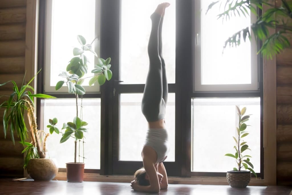 Lesões na yoga: veja 7 dicas para evitá-las Headstand Sirsasana evitar lesões comuns na yoga ou ioga