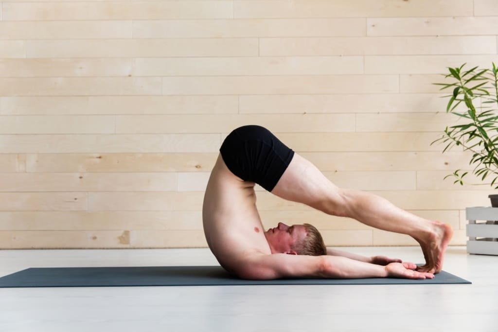 Lesões na yoga: veja 7 dicas para evitá-las Postura do arado Halasana evitar lesões comuns na yoga ou ioga