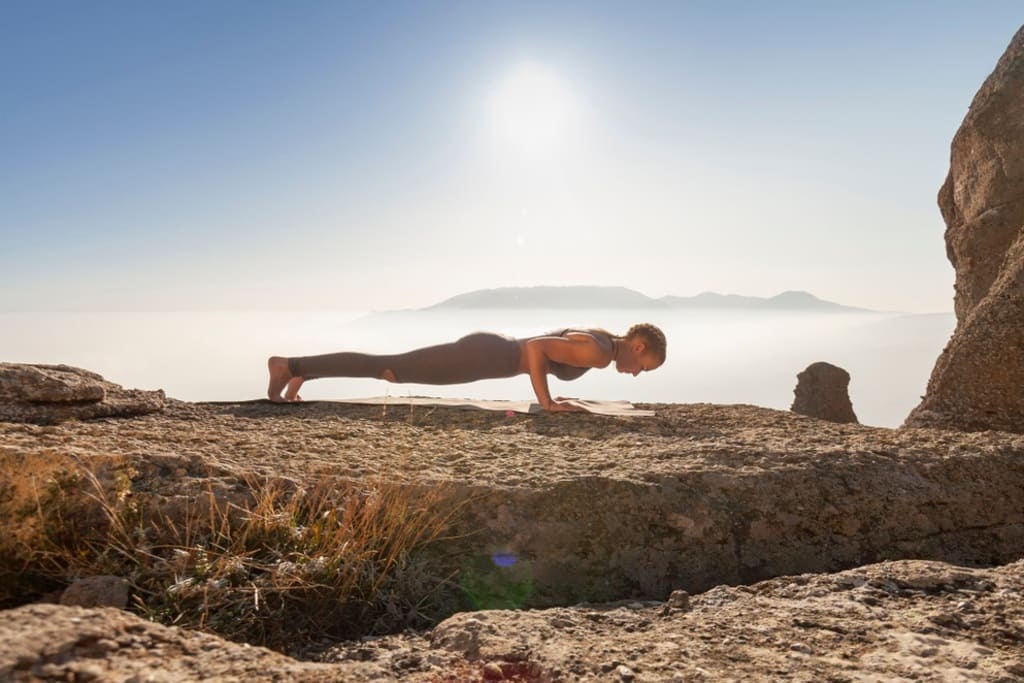 Saudação ao sol: Significado, benefícios e Asanas - Yogateria