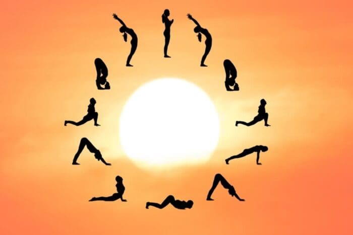 Yoga saudação ao sol - surya namaskara: significado e os 12 asanas blog yoga ou ioga saudação ao sol surya namaskara
