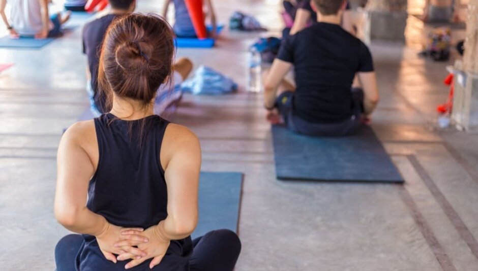 Yoga para dor nas costas: conheça 10 posturas que vão te ajudar