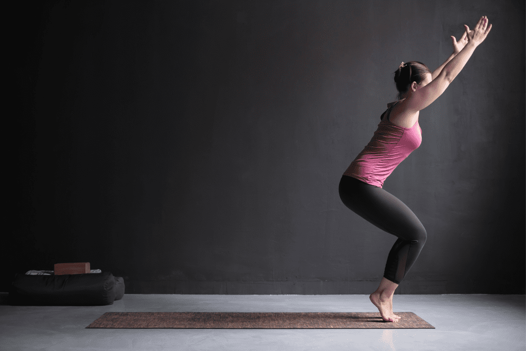 Utkatasana: os benefícios e como fazer a postura da cadeira Utkatasana a postura da cadeira