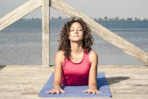 Salamba bhujangasana postura da esfinge yoga ou ioga