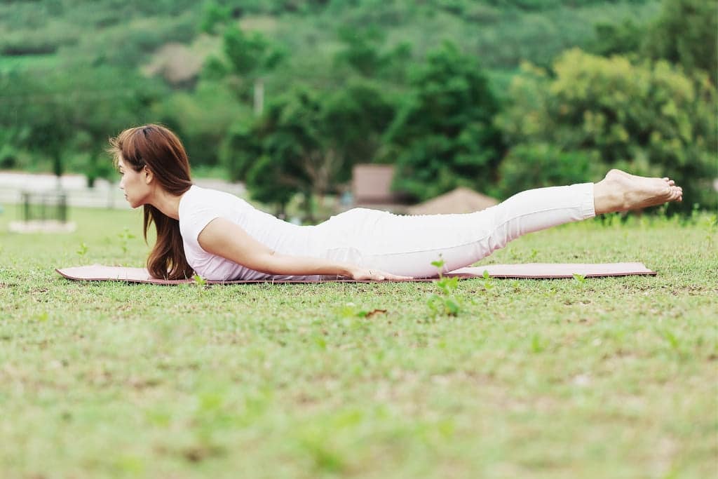 Shalabhasana: a postura do gafanhoto Shalabhasana postura do gafanhoto