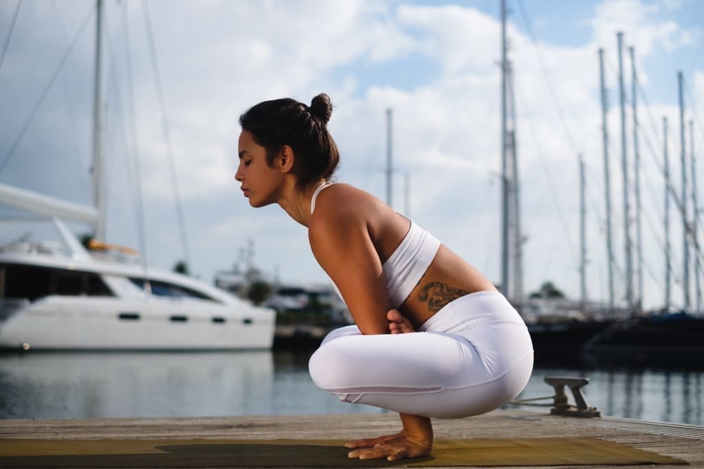 Kukkutasana: a postura do galo Kukkutasana a postura do galo
