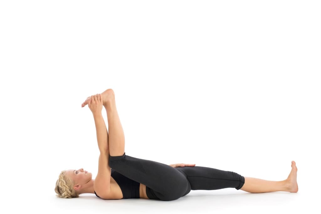 Ananda balasana: a postura do bebê feliz Ananda balasana postura criança feliz