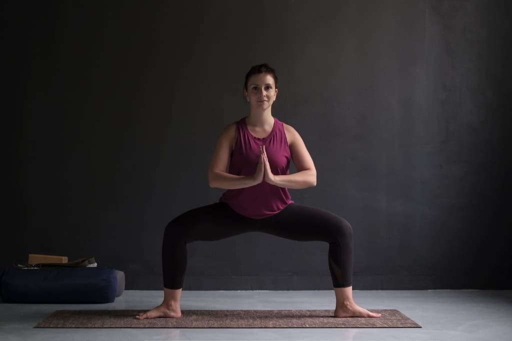 Utkata konasana: a postura da deusa Utkata konasana postura da deusa namastê